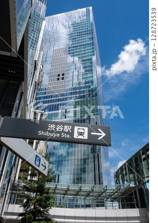 渋谷の案内表示板と高層ビルを見上げる風景 渋谷の案内表示板と高層ビルを見上げる風景 128723539