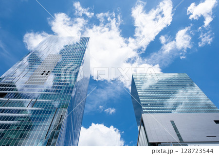高層ビルを見上げるオフィス街の風景 高層ビルを見上げるオフィス街の風景 128723544