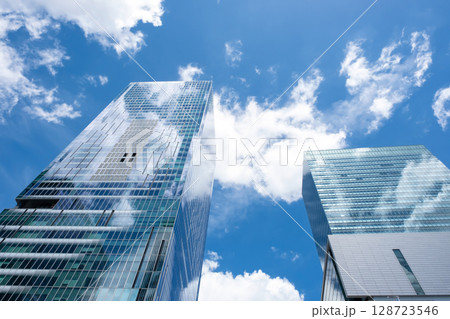 高層ビルを見上げるオフィス街の風景 128723546