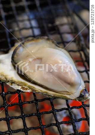 七輪で焼く牡蠣 七輪で焼く牡蠣 128723716