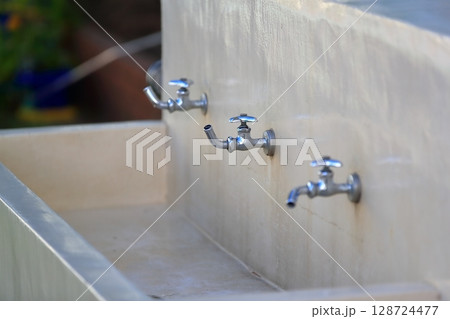 学校の水飲み場　イメージ 128724477