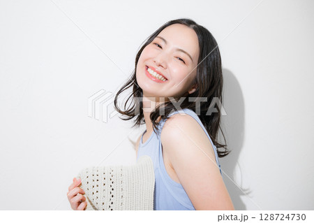 笑顔のかわいい女性 美容やビューティーのカメラ目線のクローズアップの爽やか夏イメージ 麦わら帽子 笑顔のかわいい女性 美容やビューティーのカメラ目線のクローズアップの爽やか夏イメージ 麦わら帽子 128724730