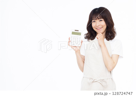 電卓を持ち笑顔で考えている主婦 128724747