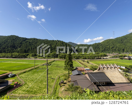 美山かやぶきの里に広がる田園風景 美山かやぶきの里に広がる田園風景 128724761