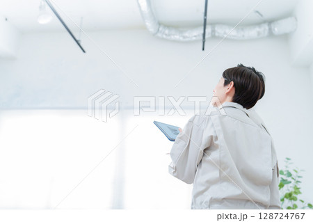 天井の点検をする作業員 128724767