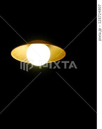 暗闇に古い室内灯 128724807