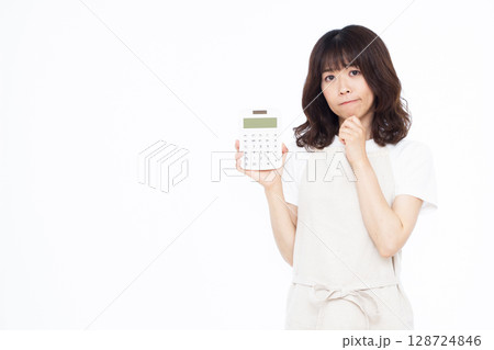 電卓を持ち悩む主婦 電卓を持ち悩む主婦 128724846