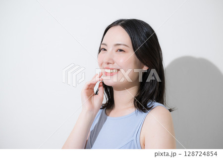 笑顔のかわいい女性　美容やビューティーの爽やか夏イメージ 128724854