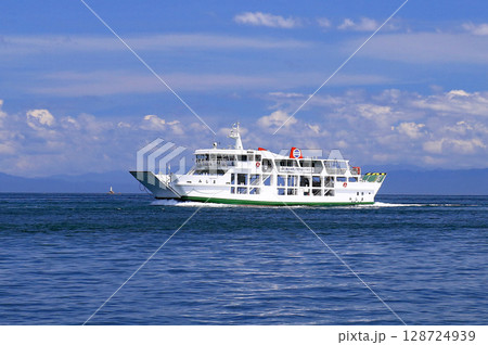海上を進むフェリー 海上を進むフェリー 128724939