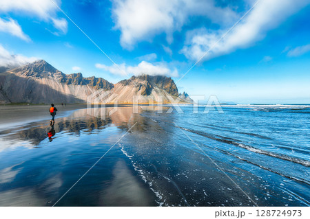 Amazing sunny day and gorgeous reflection of Vestrahorn mountaine on Stokksnes cape in Iceland. 128724973