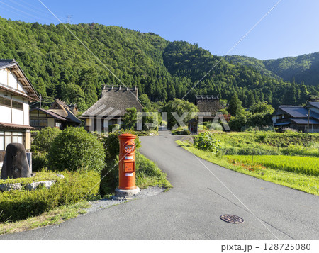 丸ポストが建つ美山かやぶきの里の風景 128725080