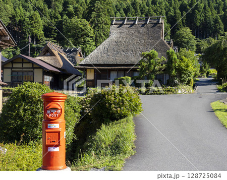 丸ポストが建つ美山かやぶきの里の風景 128725084