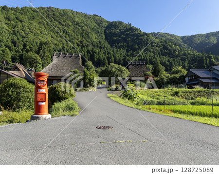 丸ポストが建つ美山かやぶきの里の風景 丸ポストが建つ美山かやぶきの里の風景 128725089