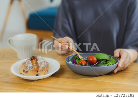 ヨーグルトを食べる若い女性 128725192