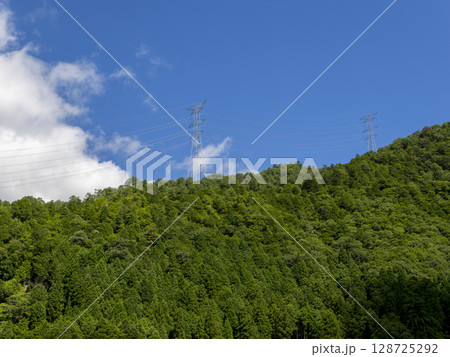 美山町の山に建つ高圧送電鉄塔 128725292