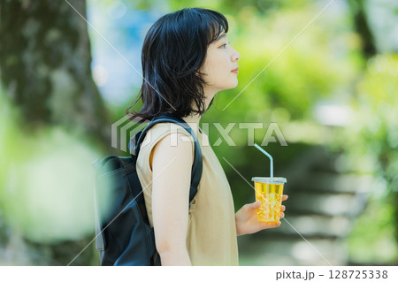 緑の中を歩く女性 緑の中を歩く女性 128725338