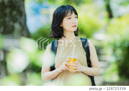 緑の中を歩く女性 128725339