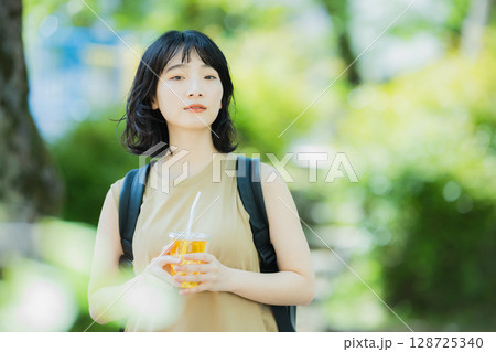 緑の中を歩く女性 緑の中を歩く女性 128725340