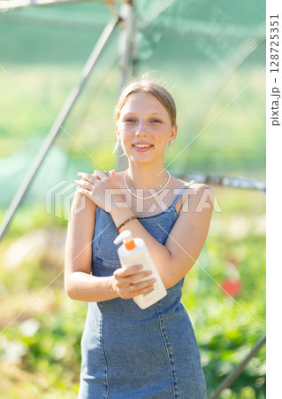 Female rural worker uses sunscreen Female rural worker uses sunscreen 128725351