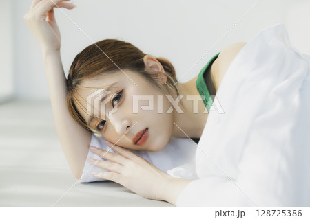 床に寝転ぶ女性 床に寝転ぶ女性 128725386