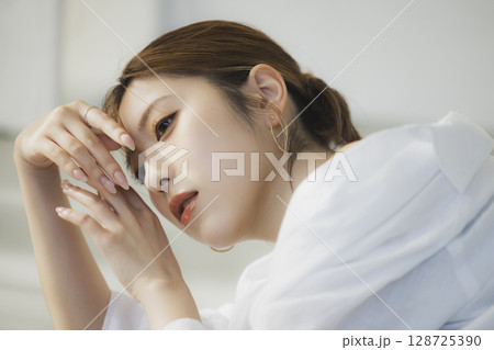 床に寝転ぶ女性 床に寝転ぶ女性 128725390