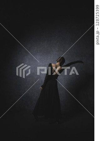 黒背景でポーズをとる女性 黒背景でポーズをとる女性 128725399