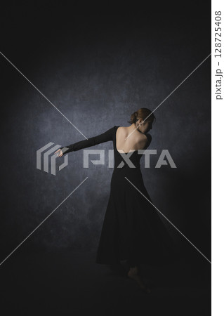 黒背景でポーズをとる女性 黒背景でポーズをとる女性 128725408