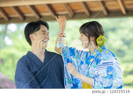 浴衣でデートをする男女 128725519