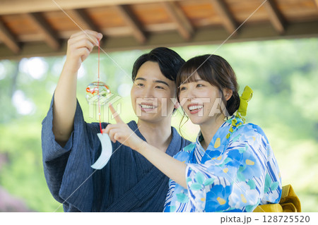 浴衣でデートをする男女 浴衣でデートをする男女 128725520