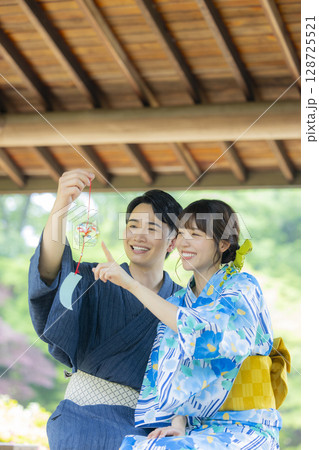 浴衣でデートをする男女 128725521