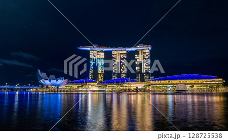 シンガポール　夜のマリーナベイ 128725538