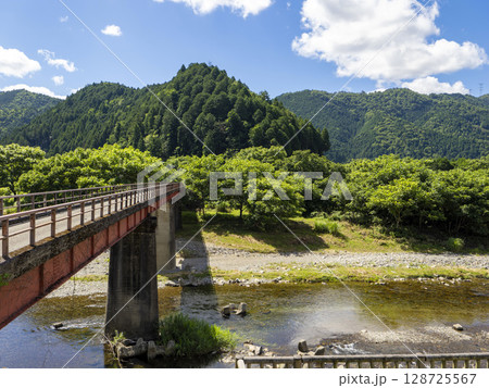 美山町を流れる由良川と長除大橋 美山町を流れる由良川と長除大橋 128725567