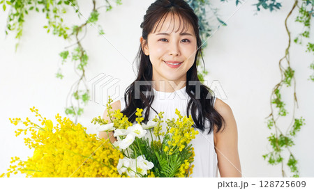 ワンピースを着た女性のファッションポートレート ワンピースを着た女性のファッションポートレート 128725609