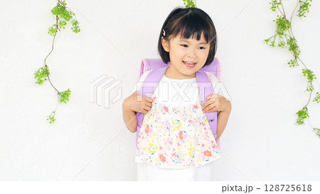 ランドセルを背負った女の子 128725618