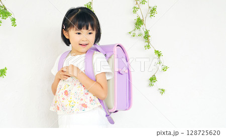 ランドセルを背負った女の子 ランドセルを背負った女の子 128725620