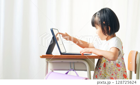 教室でタブレットを使う女の子 128725624