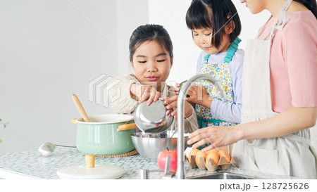 キッチンで料理する子供たちと女性 128725626