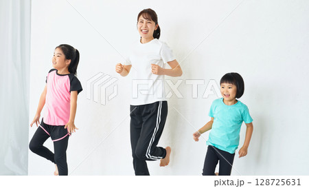 ダンスレッスンをする子どもたちと女性トレーナー ダンスレッスンをする子どもたちと女性トレーナー 128725631
