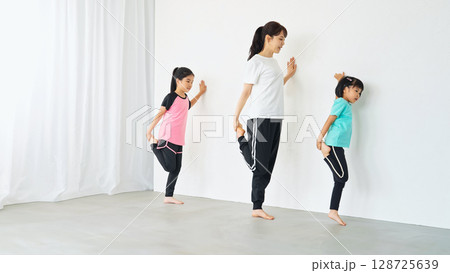 部屋で運動する親子 128725639
