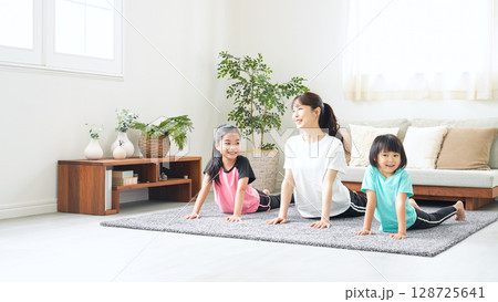 リビングルームで運動する親子 128725641