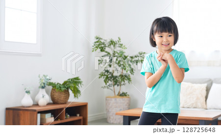 部屋に立つ女の子 128725648