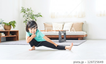 部屋で運動する女の子 128725649