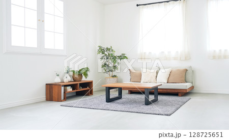 ソファや家具の置かれたおしゃれなリビングルーム 128725651