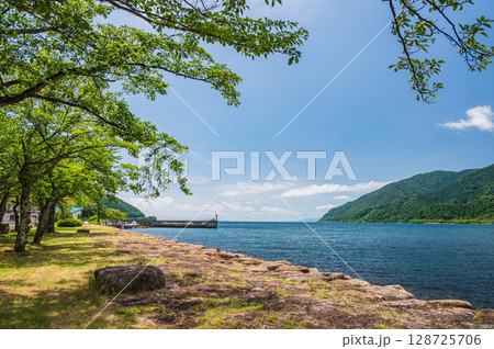 奥琵琶湖風景　滋賀県長浜市西浅井町大浦 128725706