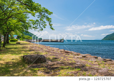 奥琵琶湖風景 滋賀県長浜市西浅井町大浦 奥琵琶湖風景 滋賀県長浜市西浅井町大浦 128725707