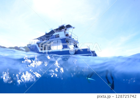 青い船と海 128725742