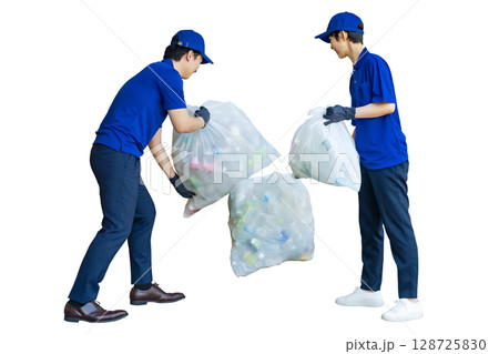 ゴミ袋を回収する男女作業員グループの後ろ姿 手作業で精密に切り抜いた背景透過全身写真PNG ゴミ袋を回収する男女作業員グループの後ろ姿 手作業で精密に切り抜いた背景透過全身写真PNG 128725830