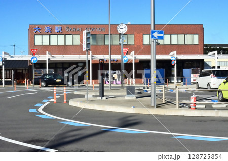 大洗駅と、駅前ロータリー 128725854