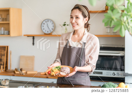 キッチンでワンプレートランチを盛り付ける主婦 128725885