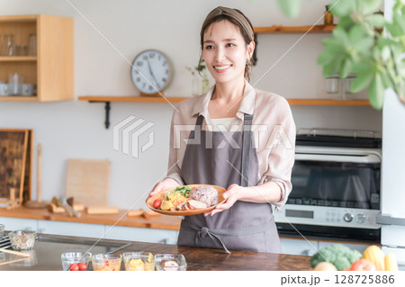 キッチンでワンプレートランチを盛り付ける主婦 キッチンでワンプレートランチを盛り付ける主婦 128725886